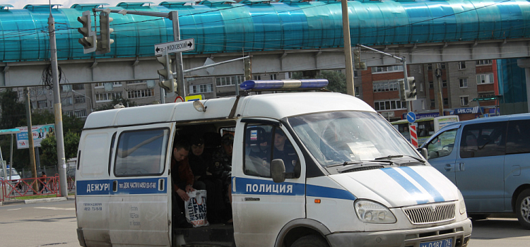 В Ярославле неадекватный мужчина напал на девушку посреди оживленного перехода