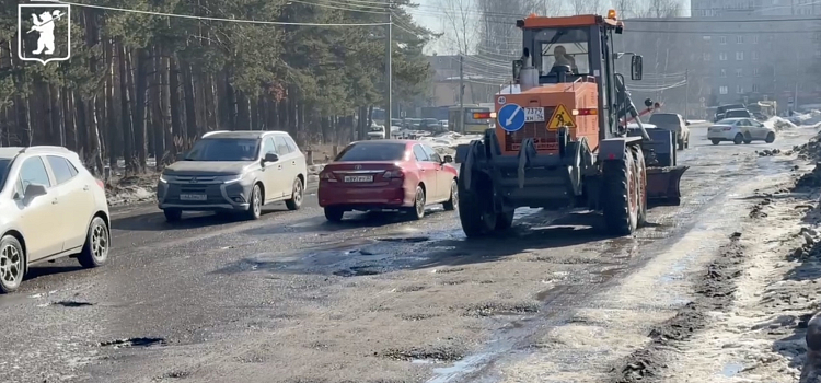В Ярославле латают ямы_313170