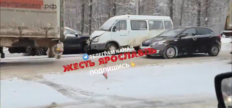 В Ярославле столкнулись легковушка и «ГАЗель», из-за чего образовалась пробка
