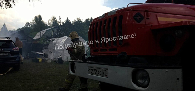 В СНТ под Ярославлем во время грозы загорелся дачный участок