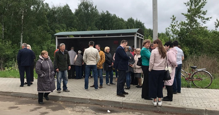 Мэрия Ярославля провела встречу с жителями Твериц на автобусной остановке. Горожанам предложили подумать, что сохранить при застройке района