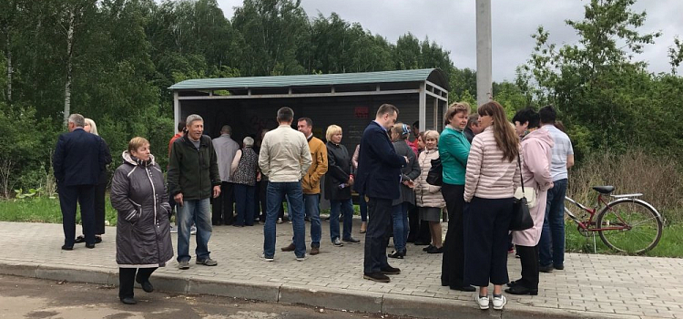 Мэрия Ярославля провела встречу с жителями Твериц на автобусной остановке. Горожанам предложили подумать, что сохранить при застройке района