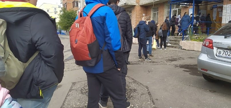 «Невозможно купить»: ярославцы выстроились в очереди за проездными