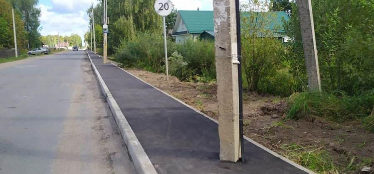 Фото дня. В Рыбинске появился тротуар со столбами посередине 