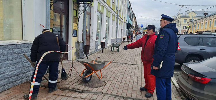 В центре Ярославле со здания-памятника посыпались кирпичи_307172