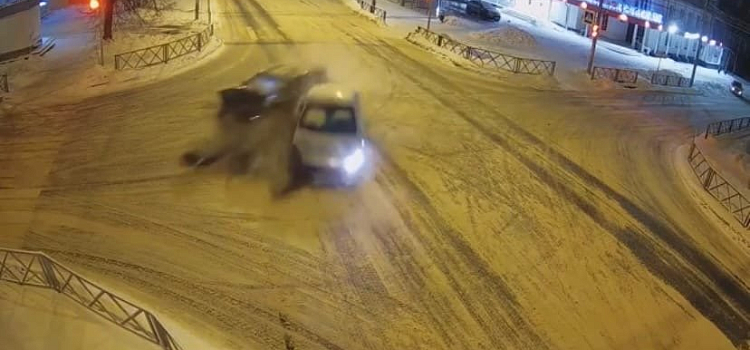 Бампер разлетелся на куски: видео страшной аварии в Ярославле 