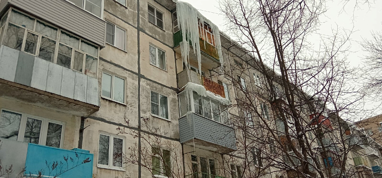«Не знаешь, откуда прилетит!»: ярославцы массово жалуются на свисающие с крыш сосульки_204883
