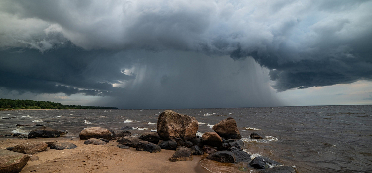 Ярославский фотограф заснял водяную бомбу