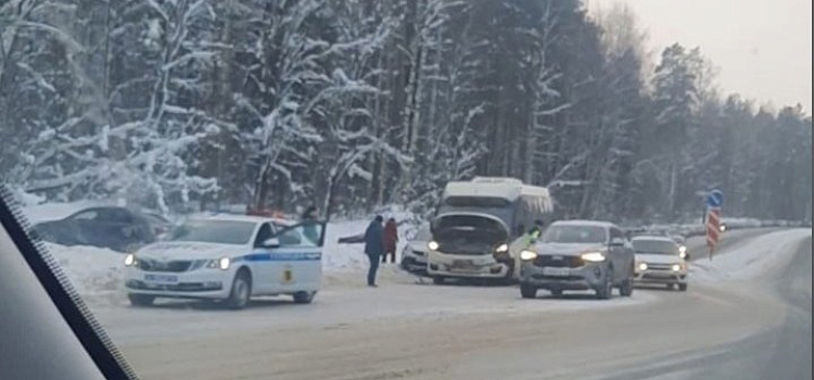«Знала, что не нужно на нем ехать»: в Рыбинске автобус с пассажирами попал в ДТП