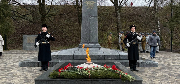 В Переславле-Залесском торжественно зажгли Вечный огонь