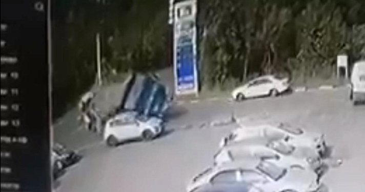 В Сети появилось видео, как в Ярославле самосвал упал на легковушку