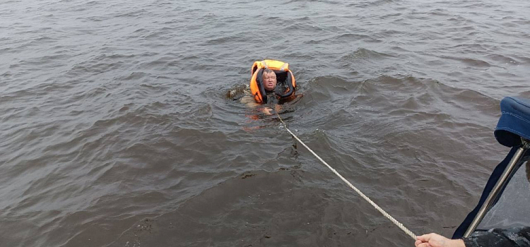На Рыбинском водохранилище спасли рыбака, выпавшего из лодки