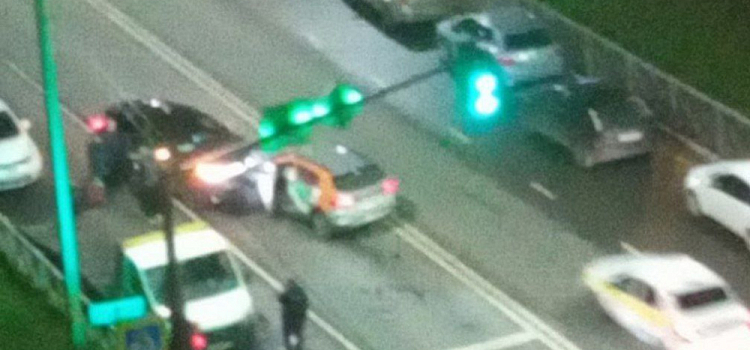 Ехал на «красный»: в Ярославле автомобиль каршеринга угодил в ДТП