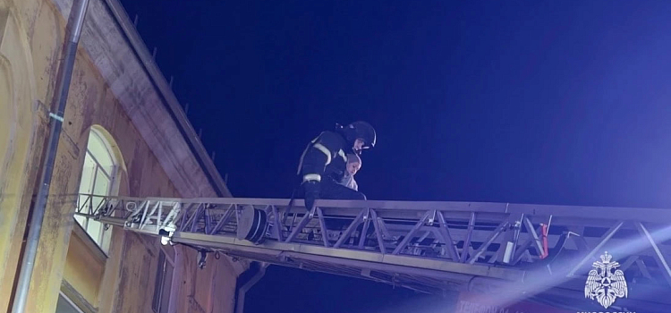 Десятки человек без жилья: пожар уничтожил бывшие склады Ярославской большой мануфактуры_313671