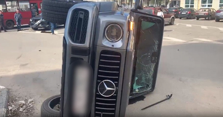 «Хозяин улыбается»: в центре Ярославля перевернулся новый «Гелендваген»