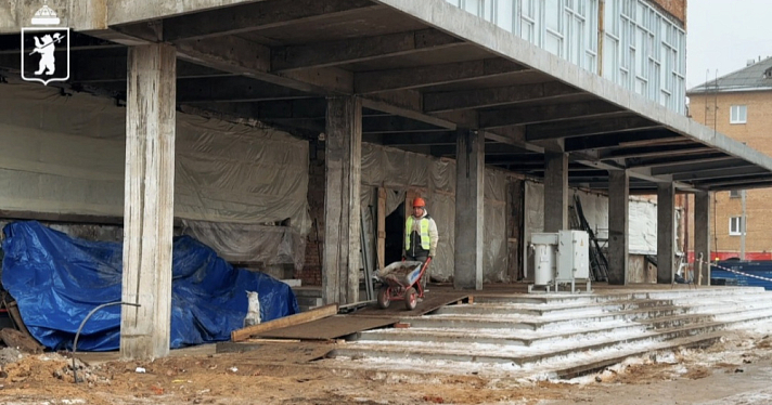 Трудность за трудностью: ярославцам рассказали, почему затянулся ремонт «Лазурного»