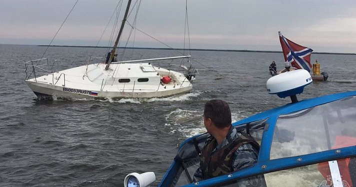 Яхта села на мель в Рыбинском водохранилище