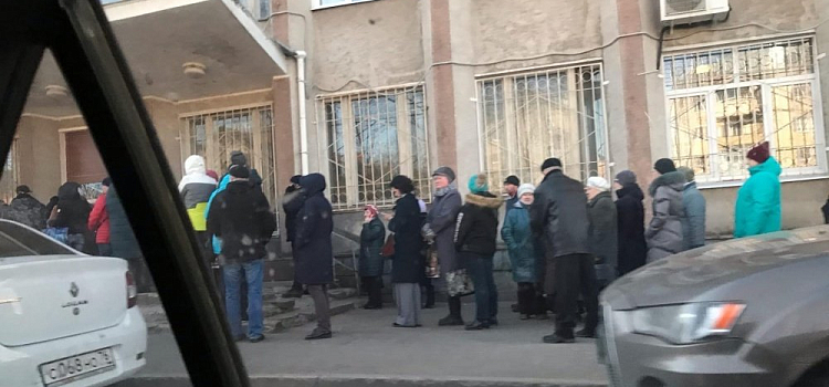 Из-за коронавируса возле собеса в Рыбинске образовалась очередь