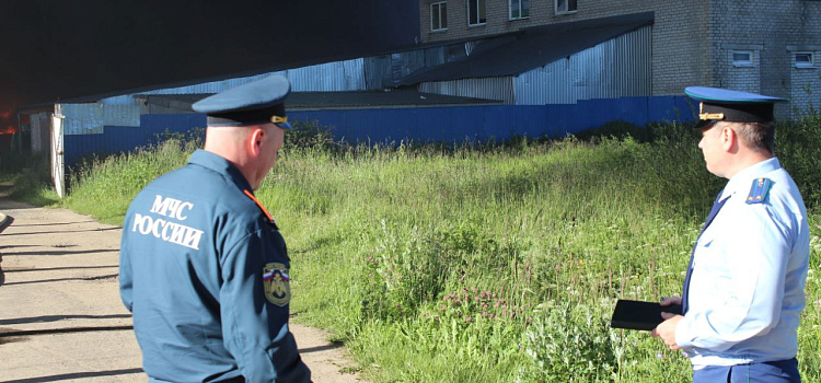 В Ярославской области загорелся склад с обувью_275946