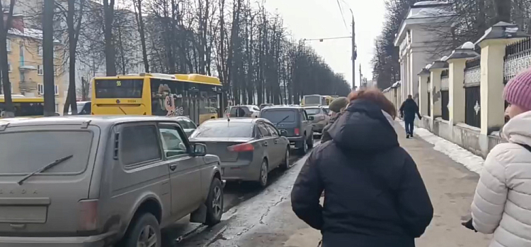 Мощный пожар в Ярославле привёл к транспортному коллапсу на прилегающих улицах и проспектах