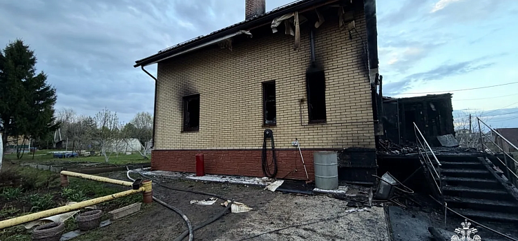 При пожаре на даче под Ярославлем погибла женщина, мужчина и девушка пострадали_315375