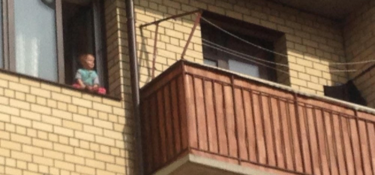 «Малышка ходит по подоконнику»: ярославна заметила ребенка в открытом окне
