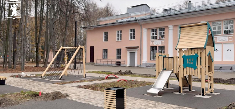В ярославских скверах устанавливают детские городки и спортивные тренажёры_305973