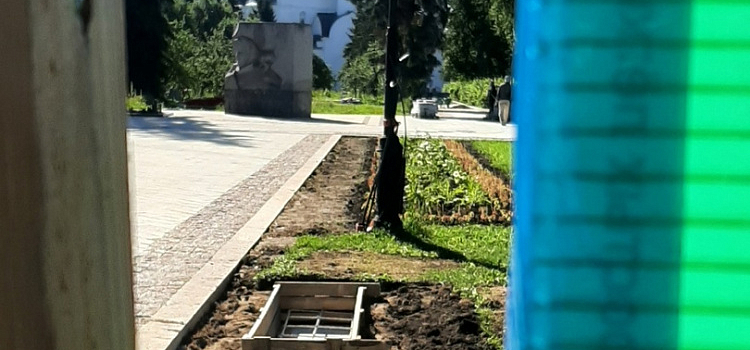 За зелёным забором: в Ярославле приступили к установке новых стел у Вечного огня