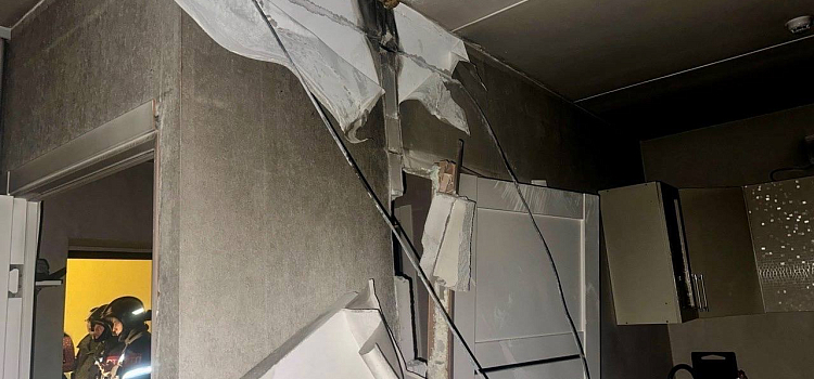 В ярославской многоэтажке в результате странного хлопка выбило рамы на лоджии_307518