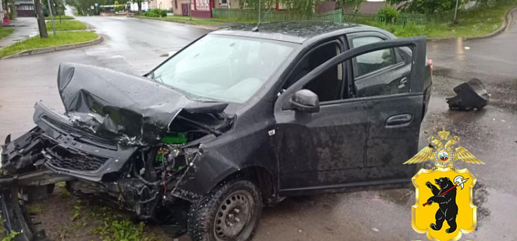 В Ярославской области 17-летний подросток устроил ДТП на угнанном автомобиле