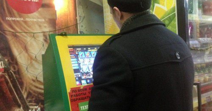 В ларьке на Московском проспекте незаконно играли в игровой автомат