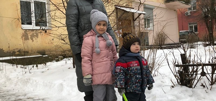 Многодетная семья из Рыбинска получила новогодние подарки от губернатора