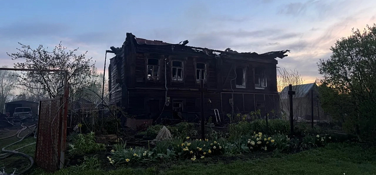 В деревне Ярославской области огонь уничтожил нежилой дом и автомобиль_315559