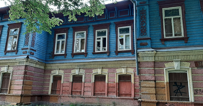 Исторический дом на Московском проспекте в Ярославле может быть изъят у собственника: здание разрушается и стоит без охраны