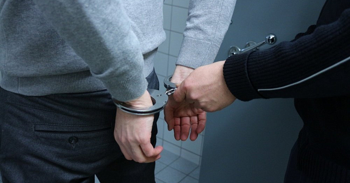«Вынесли» сейф и украшения: трое жителей Рыбинска подозреваются в краже