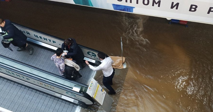 Целый этаж ушёл под воду: в Ярославле затопило ТЦ