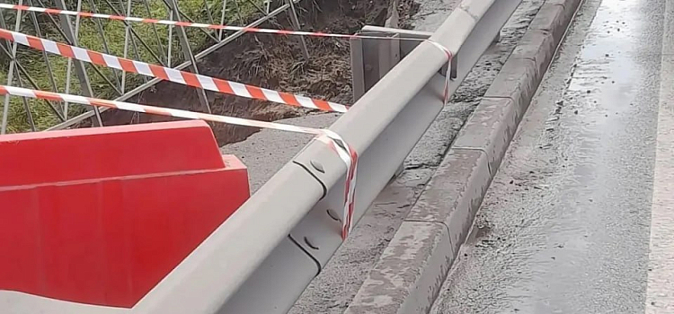 В Ярославле устраняют последствия провала тротуара на окружной дороге_319986