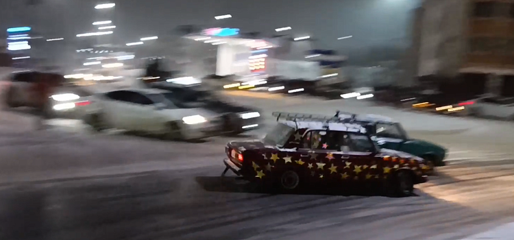 Ярославские стритрейсеры устроили опасный дрифт на «Жигулях»_228370