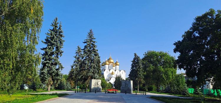 В Ярославле провалили благоустройство сквера у Вечного огня и Успенского собора