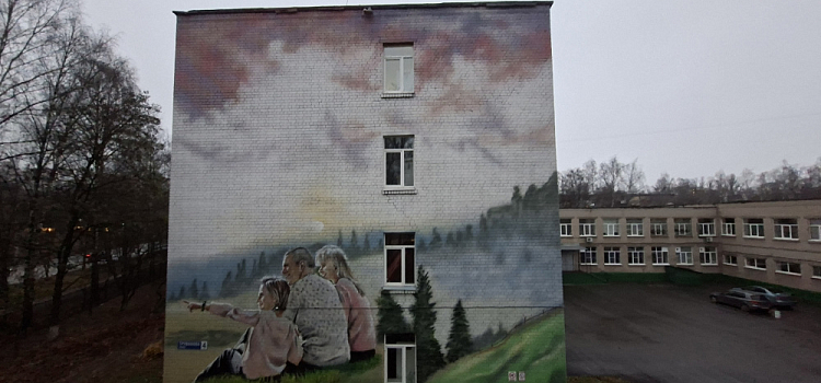В Дзержинском районе Ярославля раскрасили стену школы