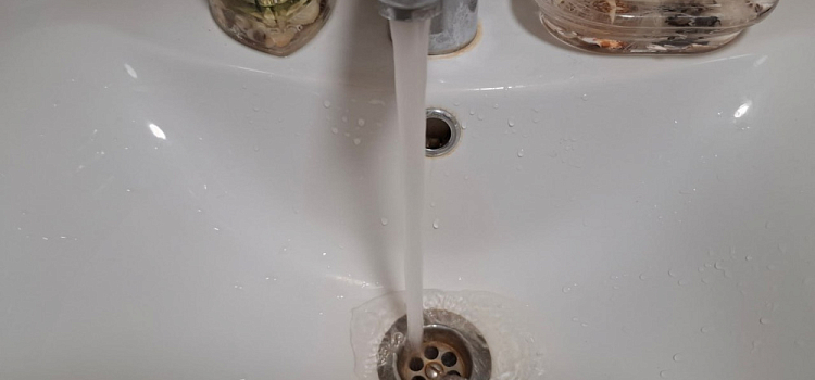 Ярославцам объяснили, почему из крана идёт чуть тёплая вода с запахом