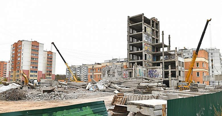 В Ярославле завершают снос недостроя на Батова