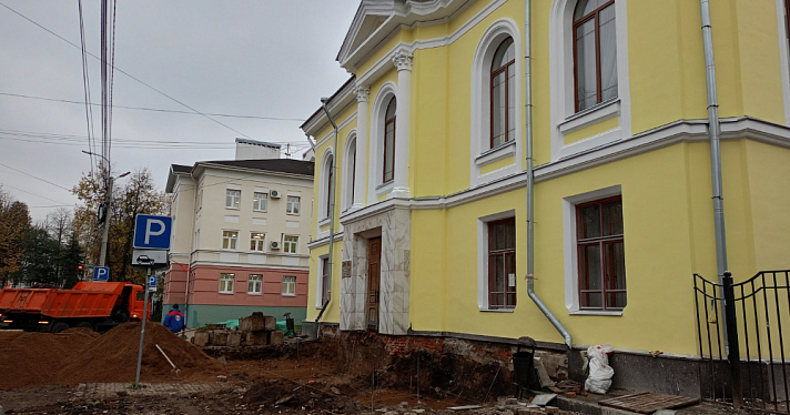 Ярославский Дворец бракосочетания постепенно меняет свой экстерьер