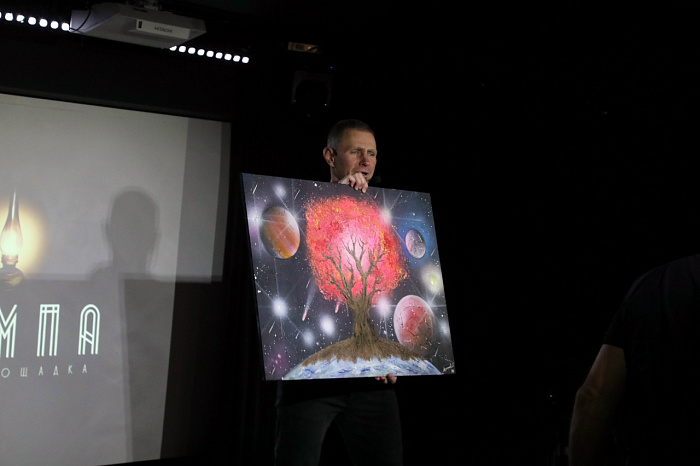 «Мне не нужно играть. Мои стихи — невыдуманные»: ярославский поэт о честности на сцене и в жизни