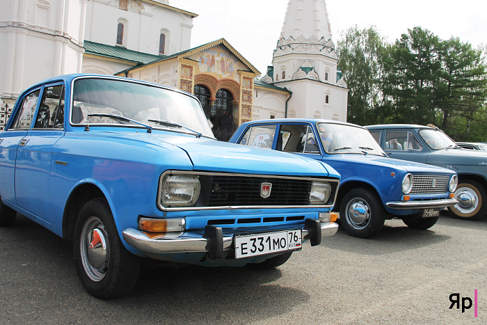 Снова в строю. В Ярославской области прошёл масштабный автопробег автомобилей прошлого века