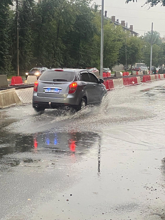 «Испытание для города»: потоп в Ярославле обернулся потерей тапочек и плавающим контейнером