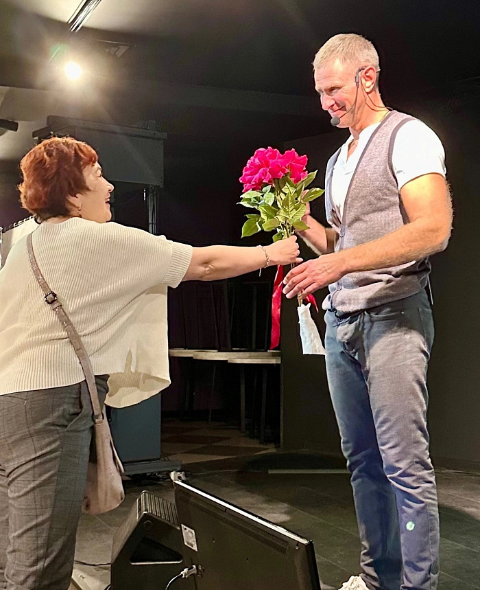 «Мне не нужно играть. Мои стихи — невыдуманные»: ярославский поэт о честности на сцене и в жизни