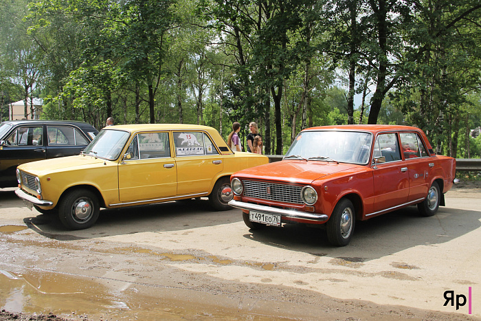 Снова в строю. В Ярославской области прошёл масштабный автопробег автомобилей прошлого века