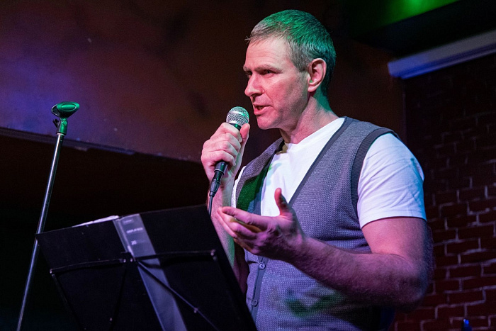 «Мне не нужно играть. Мои стихи — невыдуманные»: ярославский поэт о честности на сцене и в жизни