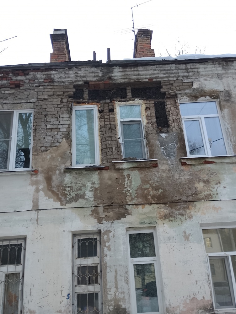В Ярославле из-за протечек крыши обвалился фасад жилого дома